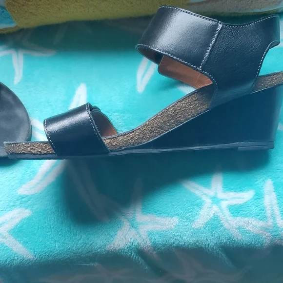 Taos Carousel 2 Black Modern Comfort Sandals - Picture 4 of 11